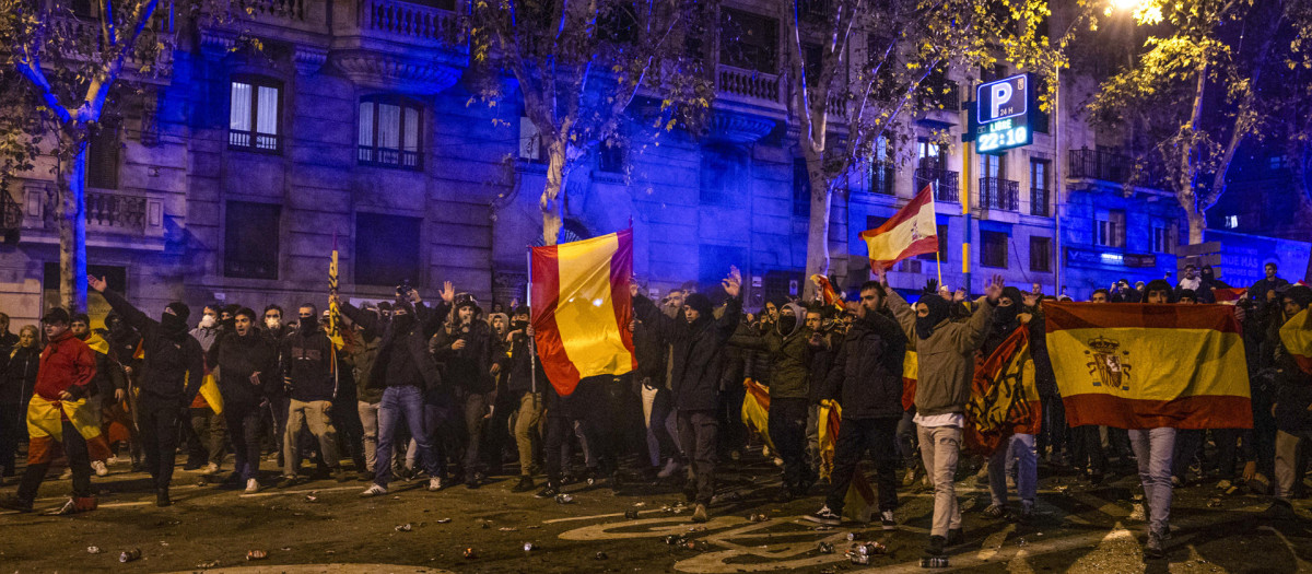 Miles de manifestantes en la calle Ferraz, cerca de la sede del PSOE