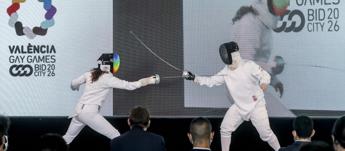 Demostración de un combate de esgrima en la presentación de València como sede de los Gay Games 2026