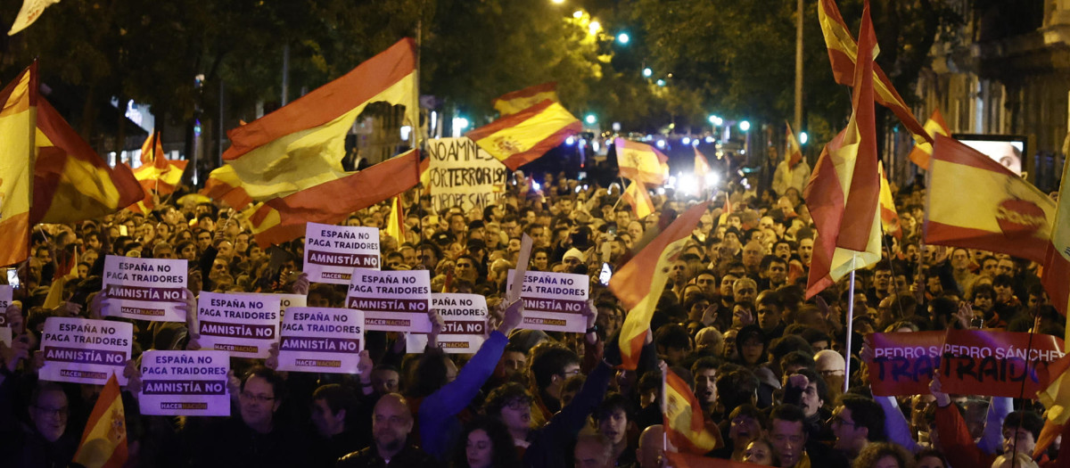 Nueva manifestación convocada contra la amnistía este jueves, en la calle Ferraz, en Madrid, donde se encuentra la sede del PSOE