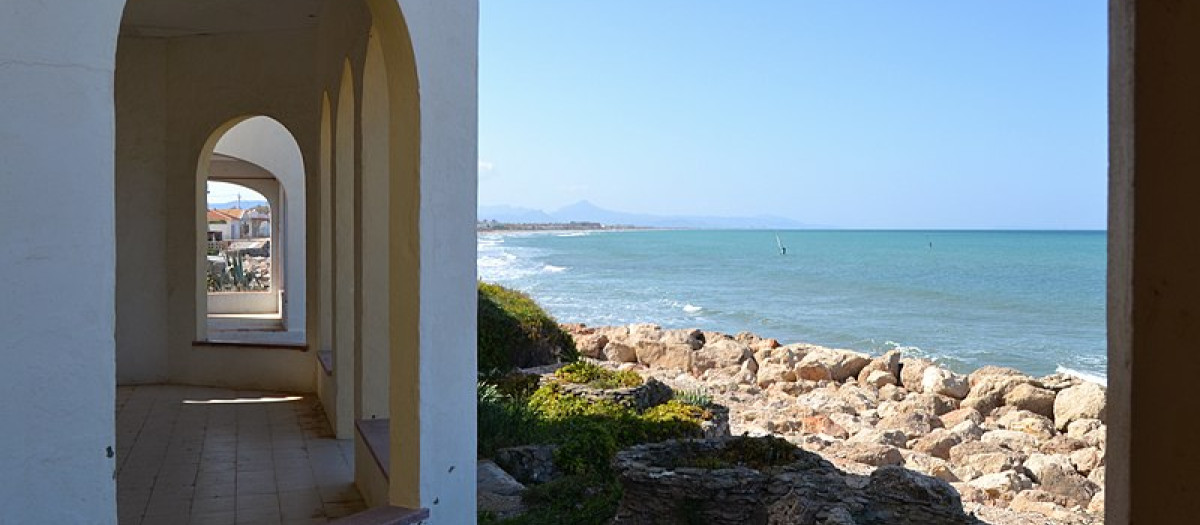 Un edificio en la playa de Les Deveses de Denia, en Alicante