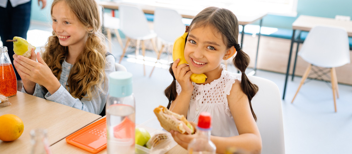 Niñas comiendo saludable