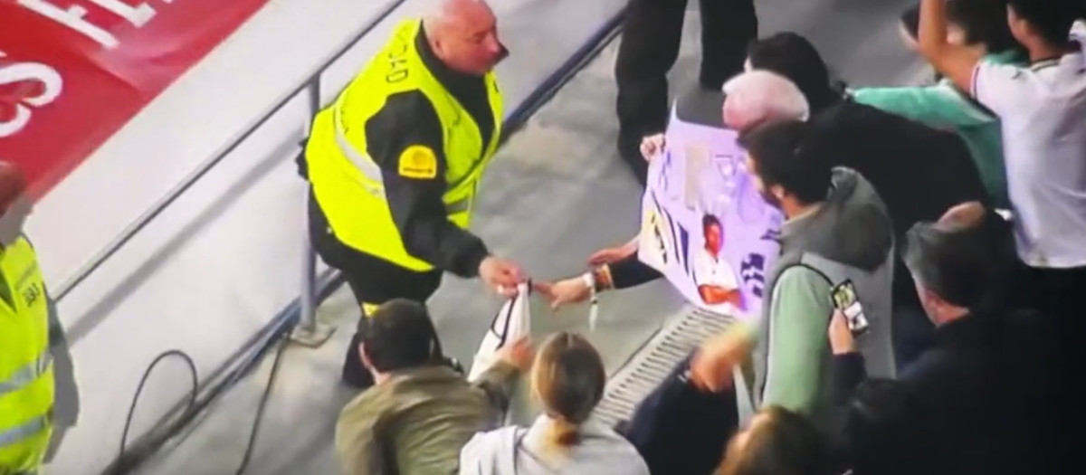 Momento en el que un aficionado le quita la camiseta a la niña