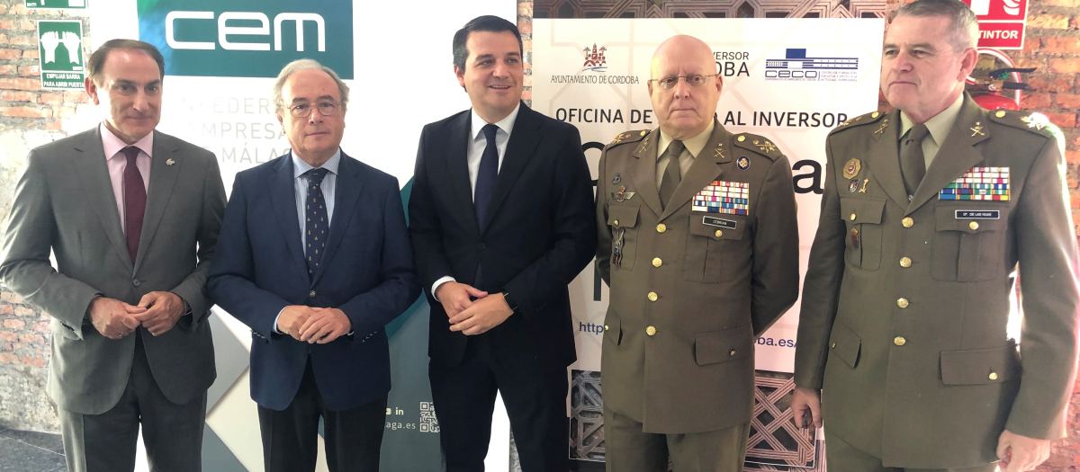 El  Alcalde de Córdoba, José María Bellido (centro) junto a Antonio Díaz, presidente de CECO y algunos ponentes, en la sede del Instituto de Estudios Portuarios de Málaga.