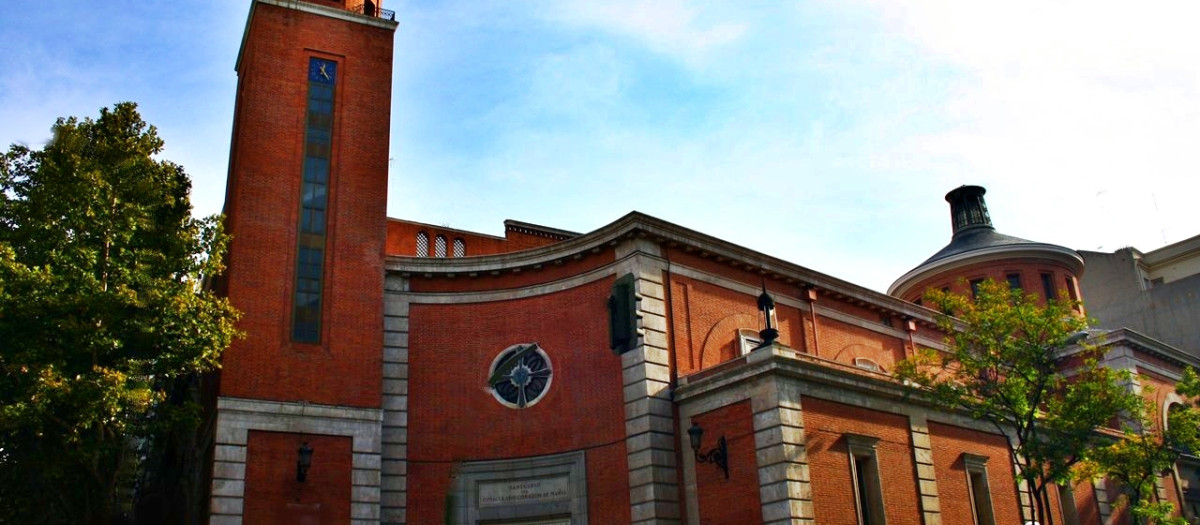 El santuario del Inmaculado Corazón de María se encuentra la esquina de la calle Ferraz con Marqués de Urquijo