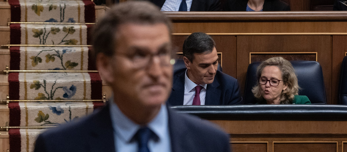 El presidente del Partido Popular, Alberto Núñez Feijóo, durante la primera sesión del debate de investidura de Pedro Sánchez como presidente de Gobierno, en el Congreso de los Diputados, a 15 de noviembre de 2023, en Madrid (España). El Salón de Plenos del Congreso acoge hoy y mañana, 16 de noviembre, el debate de investidura del presidente del Gobierno en funciones, Pedro Sánchez. El secretario general del PSOE tiene el apoyo de 179 diputados de los 350 del Congreso. Está previsto que votarán a favor de que el líder socialista sea presidente del Gobierno tras exponer su programa PSOE, Sumar, ERC, Junts, EH Bildu, PNV, BNG y Coalición Canaria frente a los 171 en contra de PP, Vox y UPN. El acto se celebra en un momento de tensión por las concentraciones en la sede del PSOE en Ferraz y protestas en contra de la ley de amnistía registrada por los socialistas que beneficia a los implicados del 'procés'.
15 NOVIEMBRE 2023;INVESTIDURA;CONGRESO;PRESIDENTE;DEBATE;PLENO
Alejandro Martínez Vélez / Europa Press
15/11/2023