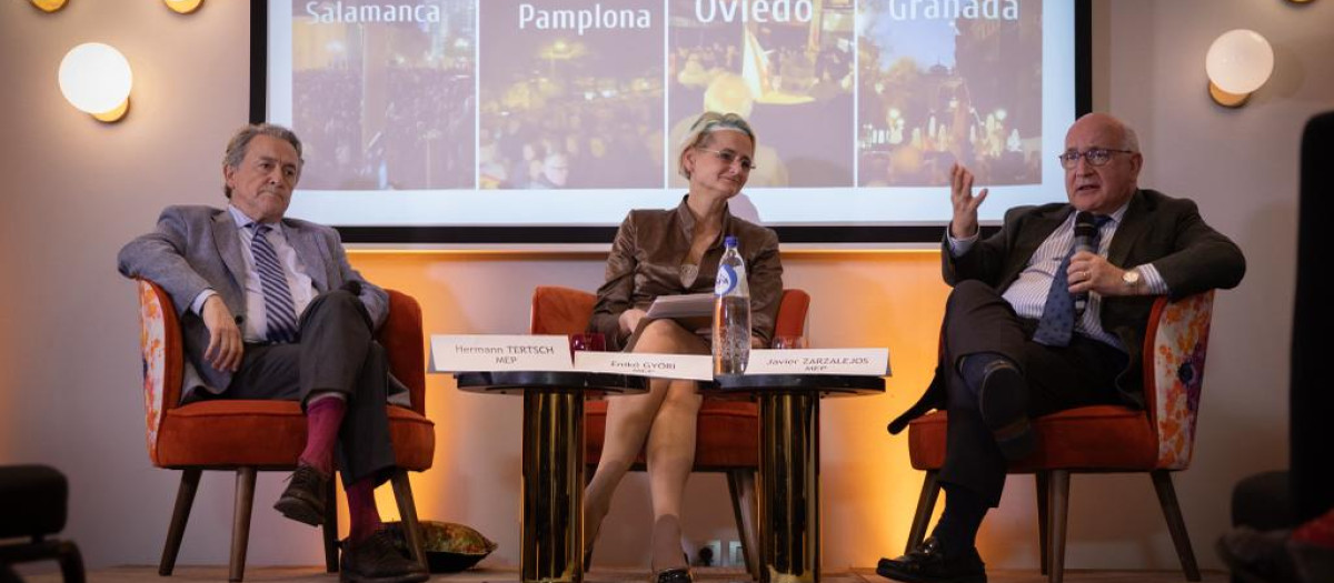 Los eurodiputados Hermann Tertsch (Vox) y Javier Zarzalejos (PP) durante el evento sobre la amnistía