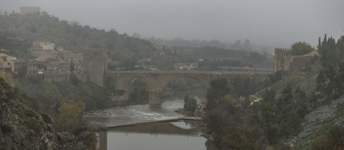 Vista de la ciudad de Toledo cubierto por la niebla