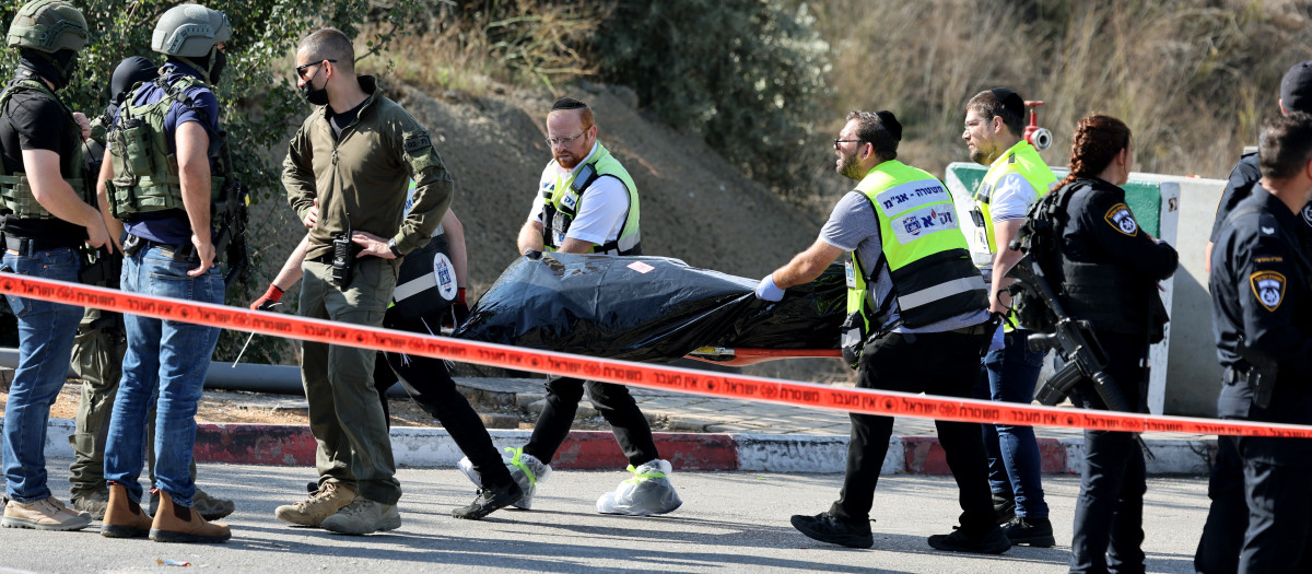 Los trabajadores del servicio médico de emergencia israelí Magen David Adom en el puesto de control de Jerusalén