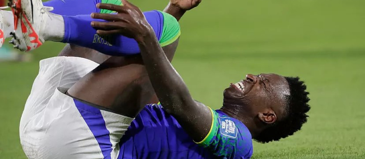 Vinicius, dolorido tras caer lesionado en el partido frente a Colombia