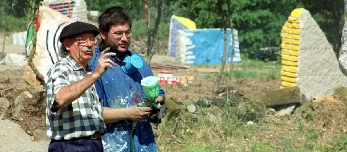 Agustín Ibarrola realizando trabajos en el Ecoespacio del Rexo