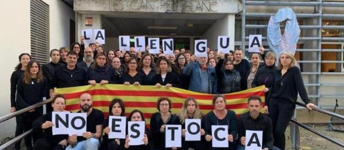 Bajo el lema "La lengua no se toca", varios colegios han mostrado su repulsa ante la política lingüística