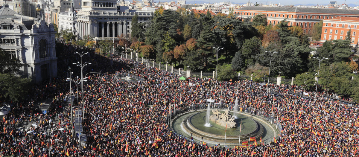 MADRID (ESPAÑA), 18/11/2023.- Miles de personas acuden a la manifestación convocada este sábado por un centenar de organizaciones de la sociedad civil contra la amnistía; bajo el lema "No en mi nombre: Ni Amnistía, ni Autodeterminación. Por la libertad , la unidad y la igualdad". La iniciativa invita a los ciudadanos a decir "no a la amnistía". Junto a personalidades de diferentes ámbitos, asisten los líderes del PP, Alberto Núñez Feijóo, y de Vox, Santiago Abascal. En la imagen, decenas de personas abarrotan las inmediaciones de la plaza de Cibeles. EFE/ Fernando Alvarado