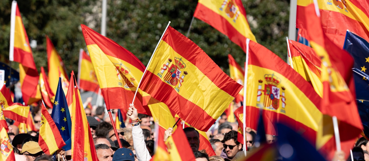 Banderas españolas durante una manifestación contra la amnistía, en Cibeles, a 18 de noviembre de 2023, en Madrid (España). Diferentes asociaciones, entre las que se encuentran Foro España Cívica, Unión 78, Pie en Pared o NEOS, han convocado esta concentración, respaldada por el Partido Popular y Vox, como protesta contra la amnistía acordada por el PSOE y Junts. La protesta tiene lugar tras el debate de investidura celebrado en el Congreso los días 15 y 16 de noviembre, en el que se nombró a Pedro Sánchez presidente del Gobierno con los apoyos de Sumar, ERC, Junts, EH Bildu, PNV, BNG y Coalición Canaria.
18 NOVIEMBRE 2023;CONCENTRACIÓN;AMNISTÍA;PP;VOX;ACUERDO;INVESTIDURA
Diego Radamés / Europa Press
18/11/2023