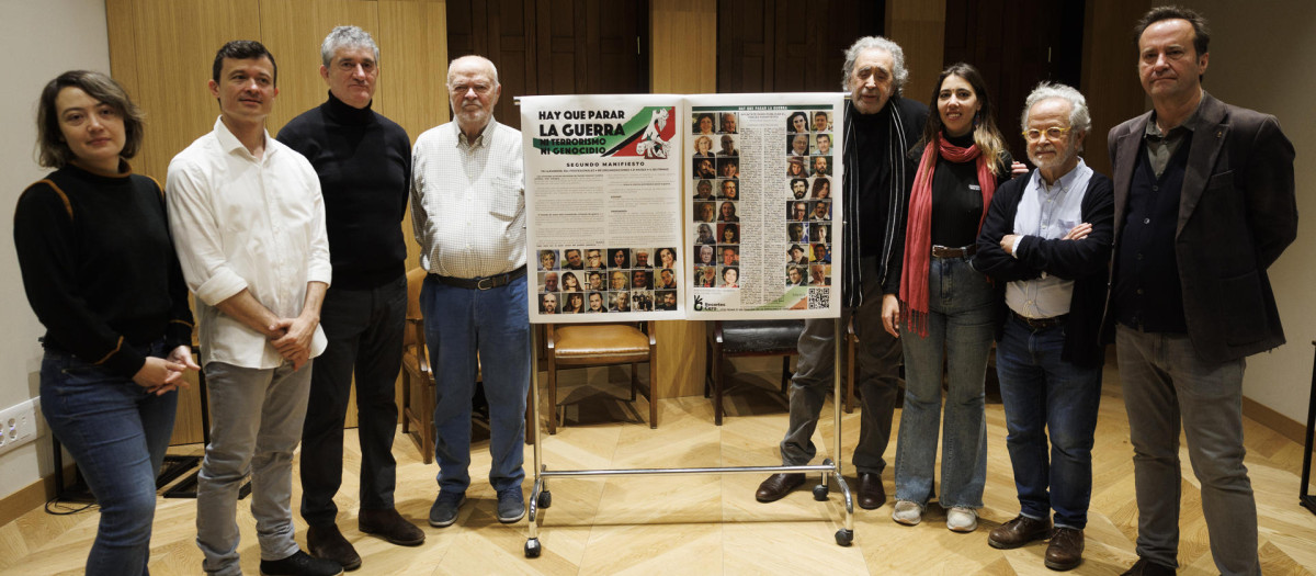 MADRID (ESPAÑA), 19/11/2023.- Alguno de los firmantes incluidos El magistrado emérito del Tribunal Supremo (4i), el director de cine Guillermo Fesser (3i) y el director de cine Fernando Colomo /2d) entre otros en la presentación del manifiesto '?Hay que parar la guerra', este domingo en Madrid. EFE/Sergio Pérez