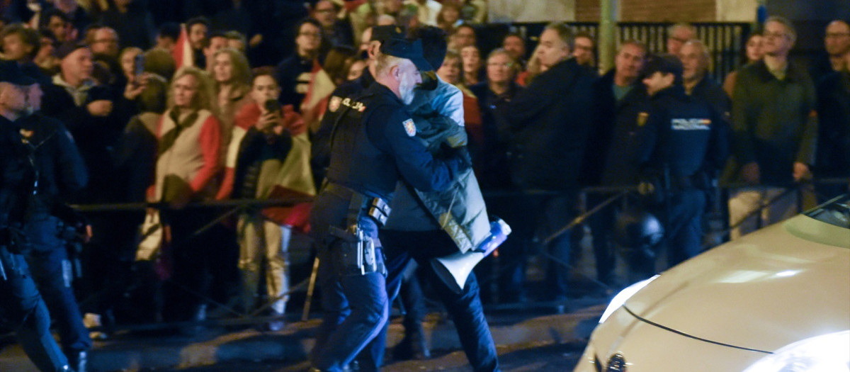 Detención de Vito Quiles durante una manifestación contra la amnistía frente a la sede del PSOE en Ferraz, a 20 de noviembre de 2023, en Madrid (España). Miles de personas se han concentrado frente a la sede del PSOE en Ferraz por decimoctava jornada consecutiva para protestar contra el pacto alcanzado entre el PSOE y Junts el pasado 9 de noviembre para la investidura de Sánchez que incluye una posible ley de amnistía. Además, hoy las protestas coinciden con el anuncio de la composición del nuevo Ejecutivo y con el aniversario de la muerte de Francisco Franco y del fundador de la Falange José Antonio Primo de Rivera.
20 NOVIEMBRE 2023;MANIFESTACIÓN;PROTESTA;CONCENTRACIÓN;20N;;PIXELADA
Gustavo Valiente / Europa Press
21/11/2023