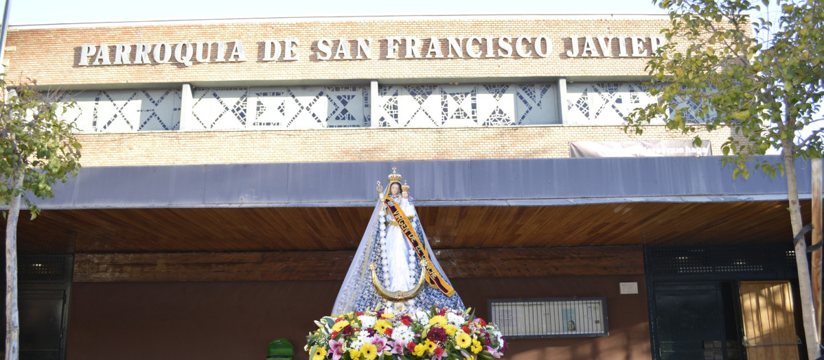 Nuestra Señora de Quinche, ante la parroquia de