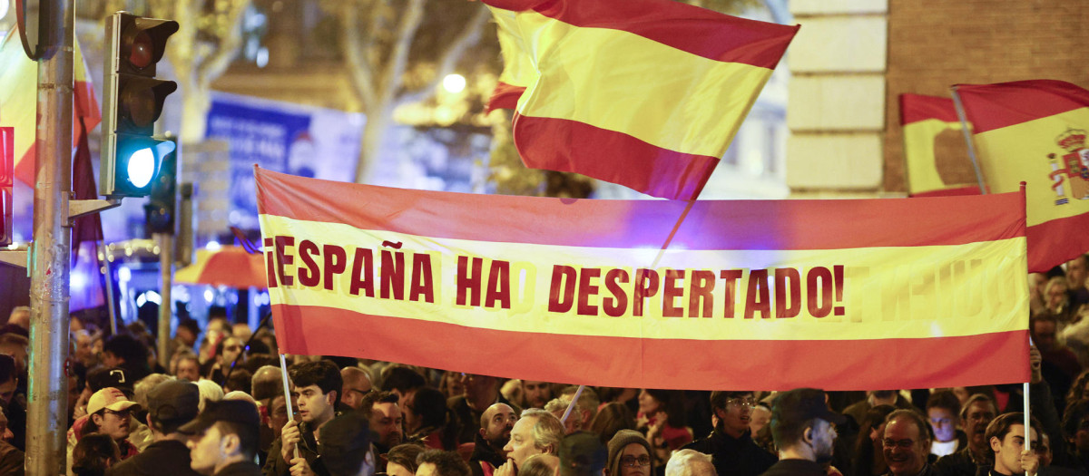 Manifestación contra la amnistía celebrada este lunes frente a la sede del PSOE en la calle Ferraz, en Madrid