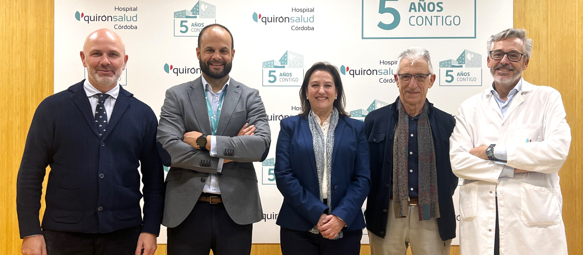 Luis Luengo y Carmen Arias junto a responsables del Hospital Quirónsalud Córdoba y del Colegio de Médicos