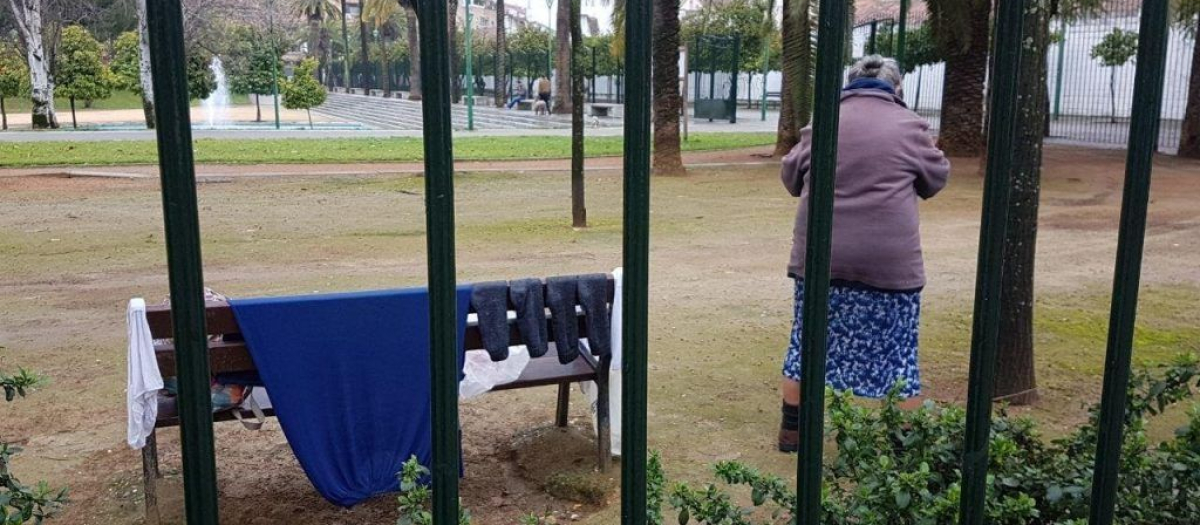 Mujer sin hogar en el parque Madre Coraje