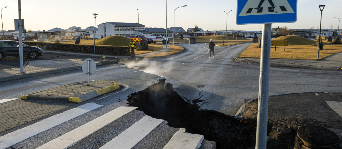 This photo taken on November 13, 2023 shows a Grieta que atraviesa la carretera principal en Grindavík