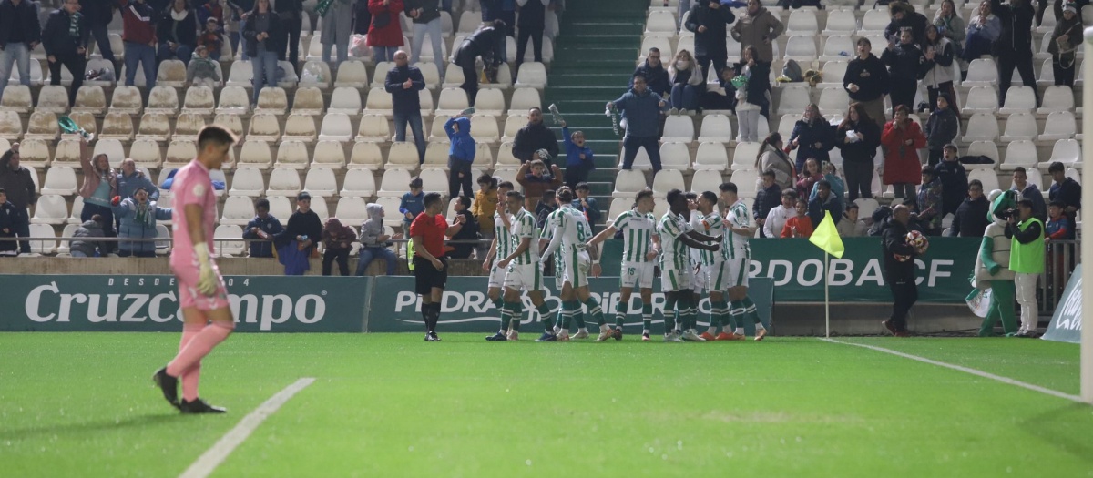 Los jugadores del Córdoba CF celebran uno de los goles ante el Antequera