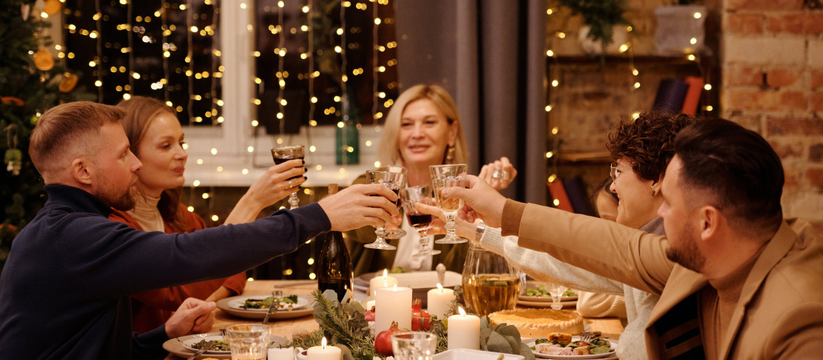 Una familia brindando en Navidad