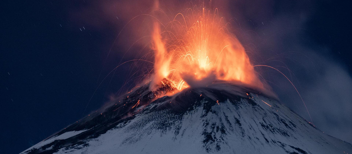 El Etna cubierto de nieve arroja lava caliente cerca de Catania, isla de Sicilia