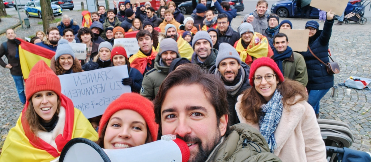 El organizador de las manifestaciones por Europa, David Arranz, con los asistentes en su localidad