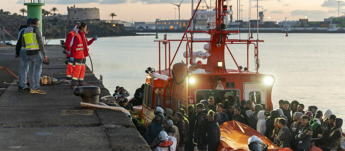Salvamento Marítimo rescata una patera en aguas cercanas a Lanzarote