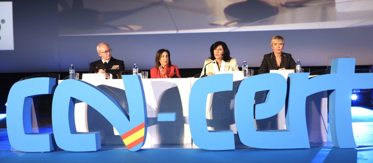 La directora del CNI, Esperanza Casteleiro, junto a la ministra Margarita Robles y otras autoridades