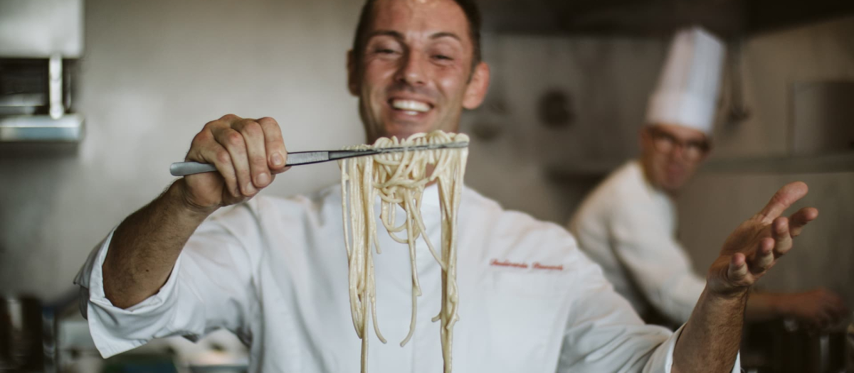 El chef Ferdinando Benardi posa con una pinchada de espaguetis