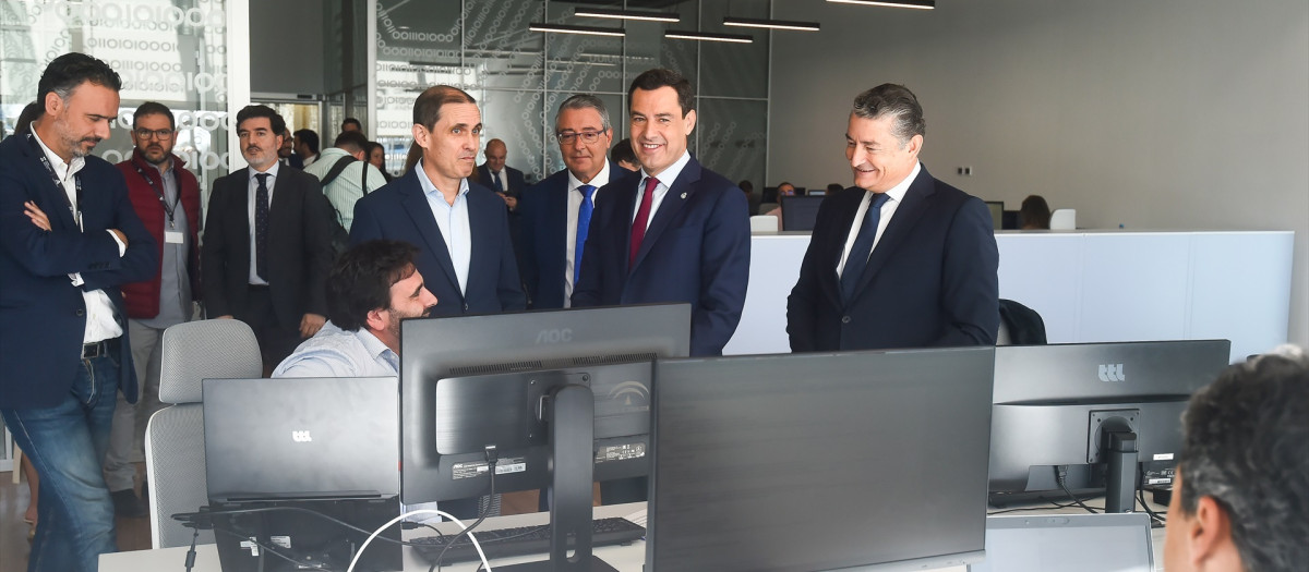 El presidente de la Junta de Andalucía, Juanma Moreno, visita las instalaciones del Centro de Ciberseguridad de Andalucía en Málaga.