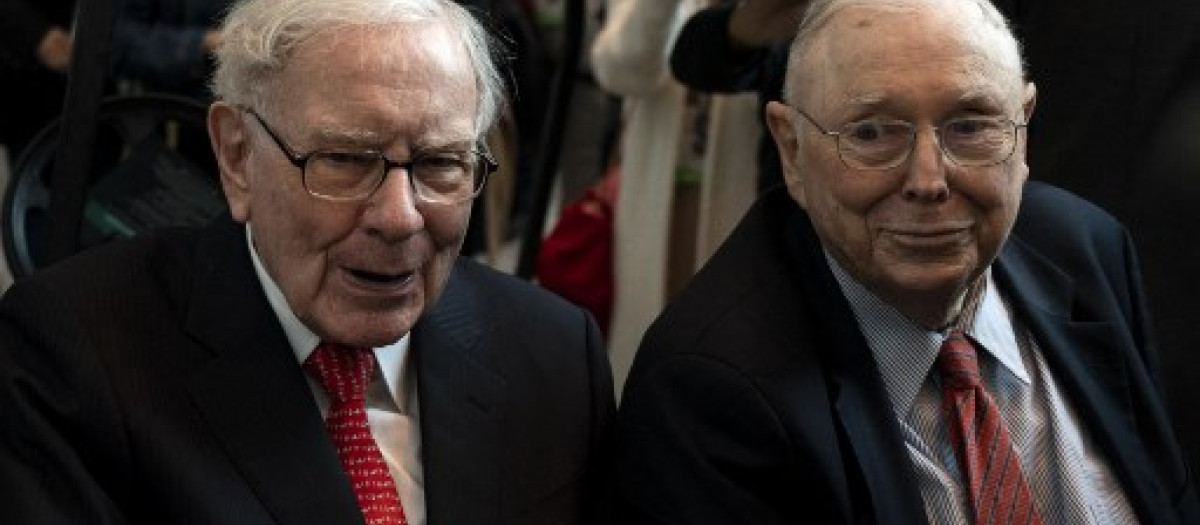 Warren Buffett (i), CEO of Berkshire Hathaway, y Charlie Munger, en 2019