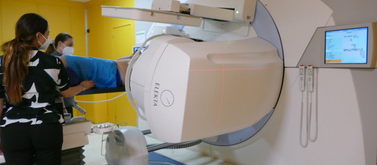 Un paciente durante su tratamiento de radioterapia en el Hospital San Juan de Dios de Córdoba