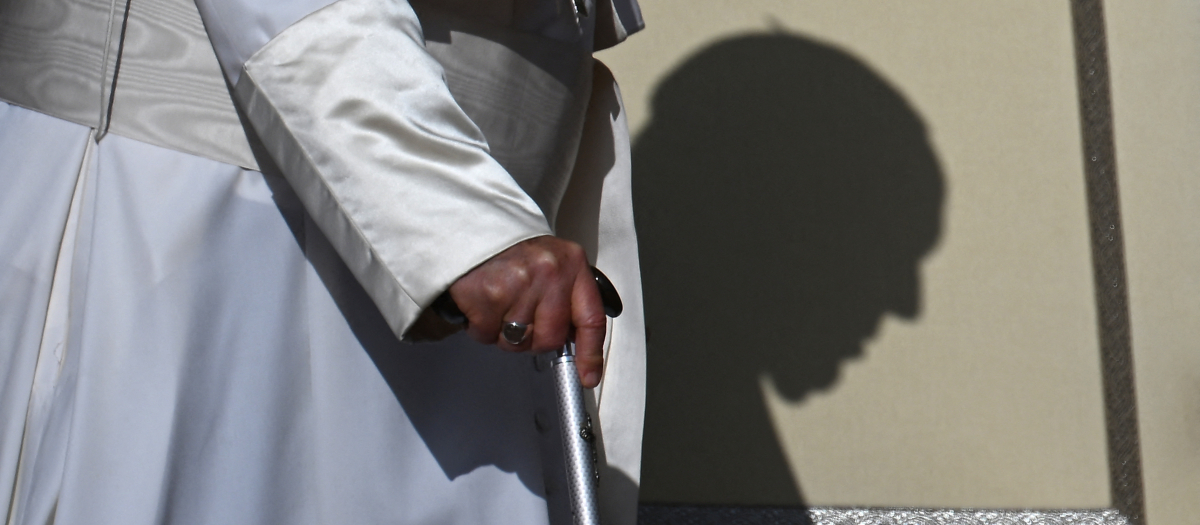 La sombra del Papa en su silla a su llegada a la audiencia general del pasado 27 de septiembre
