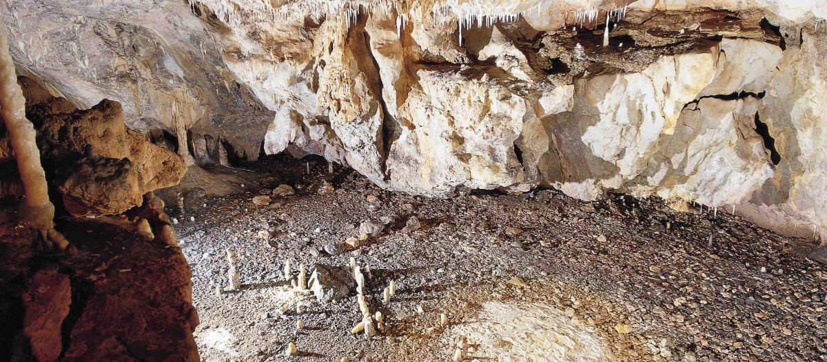 Vista de la cabaña paleolítica descubierta por el equipo de arqueólogos de La Garma en el yacimiento cántabro