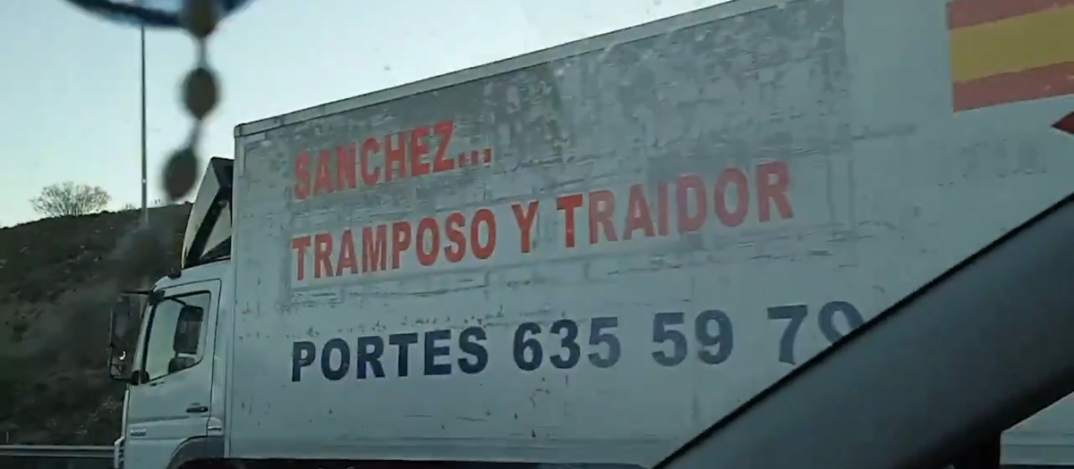 Un camión circula la M-50 de Madrid con un mensaje para Pedro Sánchez