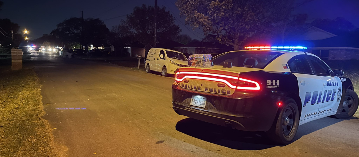 La policía de Dallas investiga en el lugar del tiroteo