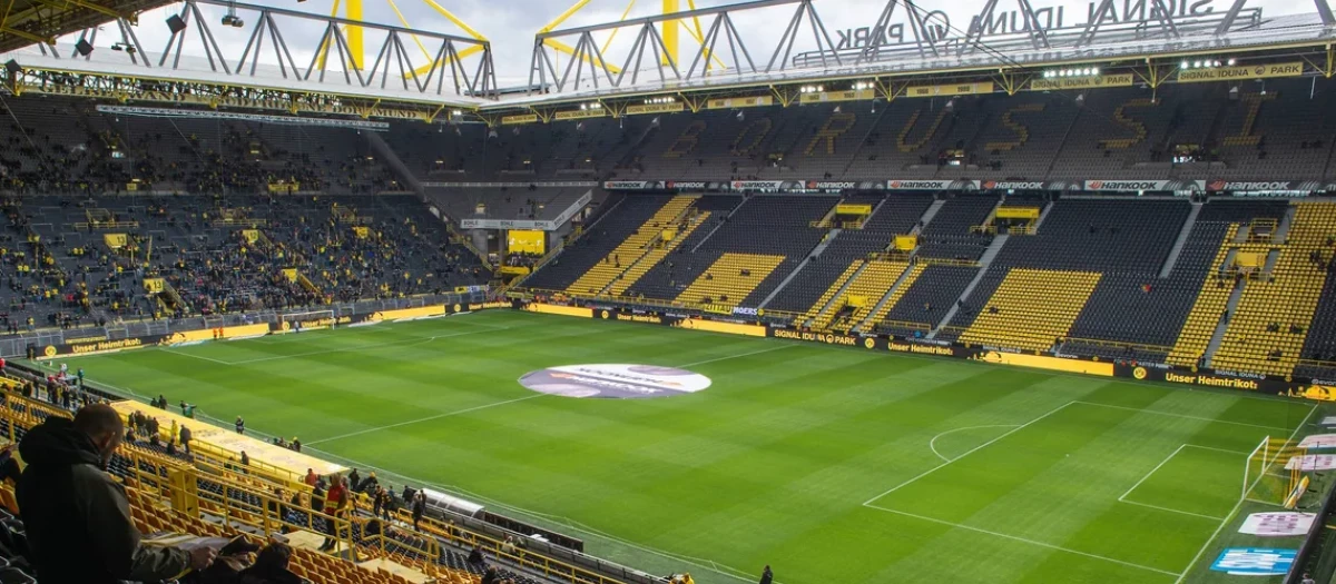 El Signal Iduna Park es el Estadio más grande de Alemania con una capacidad para 81.000 espectadores, aunque 24.000 están de pie en la tribuna sur. Es un emblema del fútbol alemán y el hogar del BVB Borussia Dortmund. Es famoso por ser considerado uno de los estadios más espectaculares del mundo y donde más aprietan los aficionados. Nació en 1974 para convertirse en uno de los emblemas del fútbol alemán. Más de 81.000 aficionados pueden disfrutar de los partidos bajo sus cimientos y el ambiente que allí se respira no se puede describir con palabras