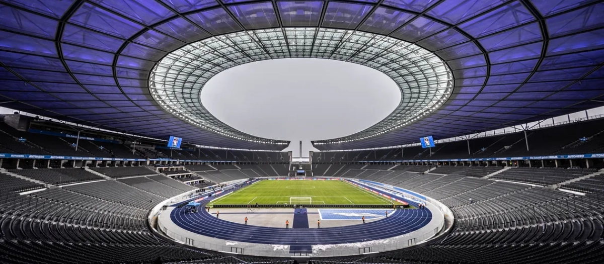 El Olympiastadion, también conocido como Estadio Olímpico de Berlín, será la sede que acoja la gran final de la Eurocopa y el estreno de la selección española en la competición, el 15 de junio frente a Croacia. Tiene una capacidad para 74.000 espectadores. Aquí ganó el Barça su última Champions en 2015. Pertenece al Hertha Berlín de Segunda División alemana. Desde que hay Bundesliga, hay Olympiastadion para los aficionados del Hertha BSC. El estadio capitalino es un emblema del fútbol alemán, a nivel de clubes y de selección