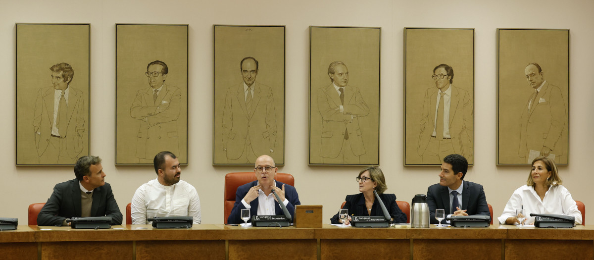 La nueva mesa de la Comisión Constitucional, presidida por José Zaragoza, del PSC