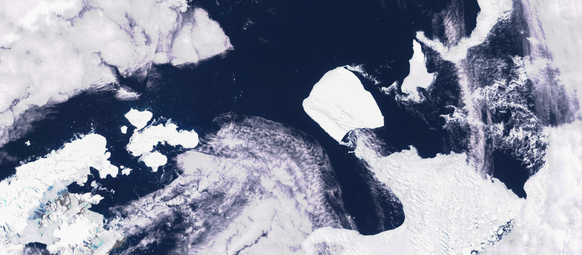 Fotografía satelital que muestra el iceberg A23a cerca de la isla Joinville, en el Océano Austral.