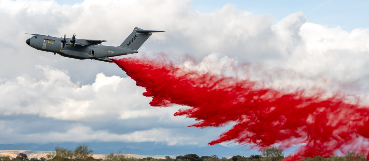 Al Airbus A-400M descarga 20.000 litros de retardante creando líneas de alta concentración de más de 400 metros de largo en tierra