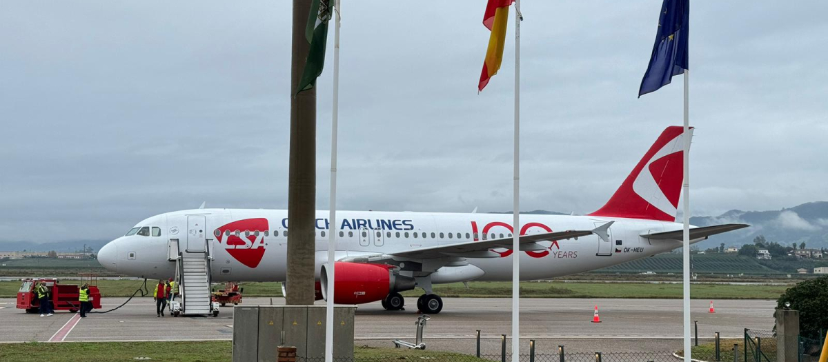 El Aeropuerto de Córdoba atiende su primer vuelo de pasajeros en 15 años