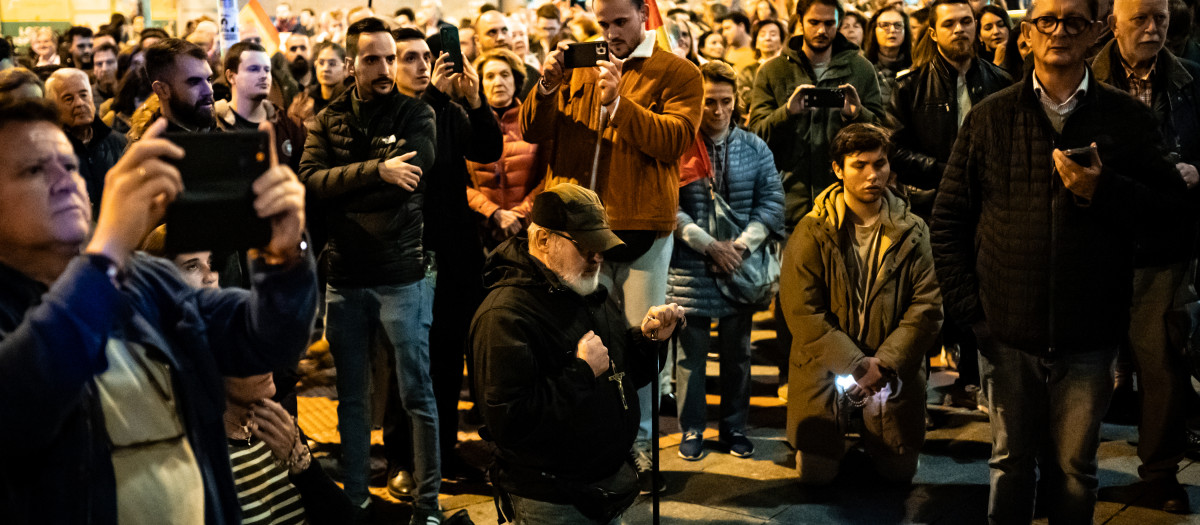 Decenas de personas rezan durante una manifestación contra la amnistía frente a la sede del PSOE en Ferraz