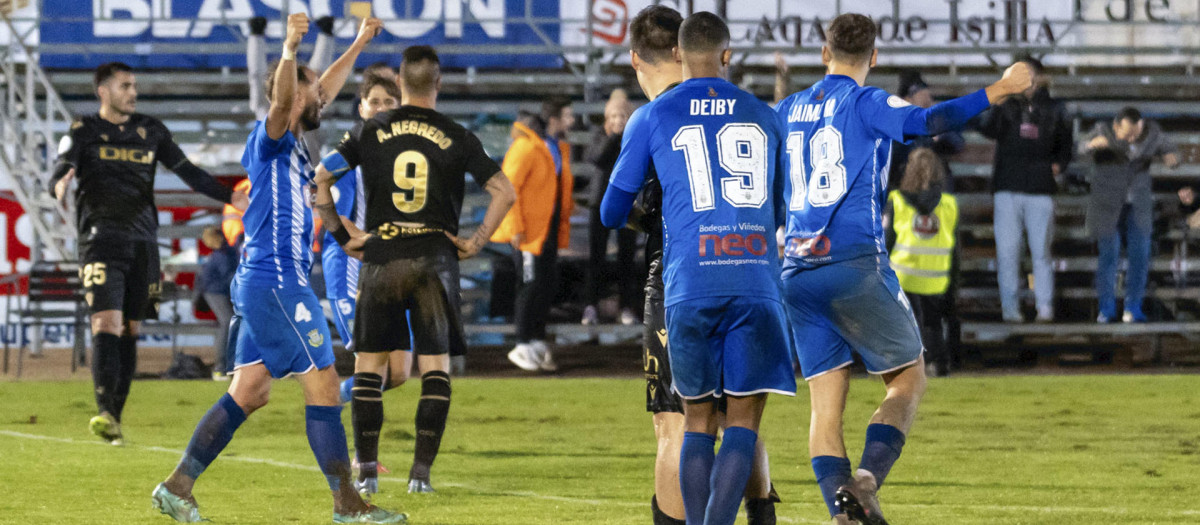 Jugadores de la Arandina, equipo de Segunda RFEF, celebran eliminar al Cádiz en Copa del Rey