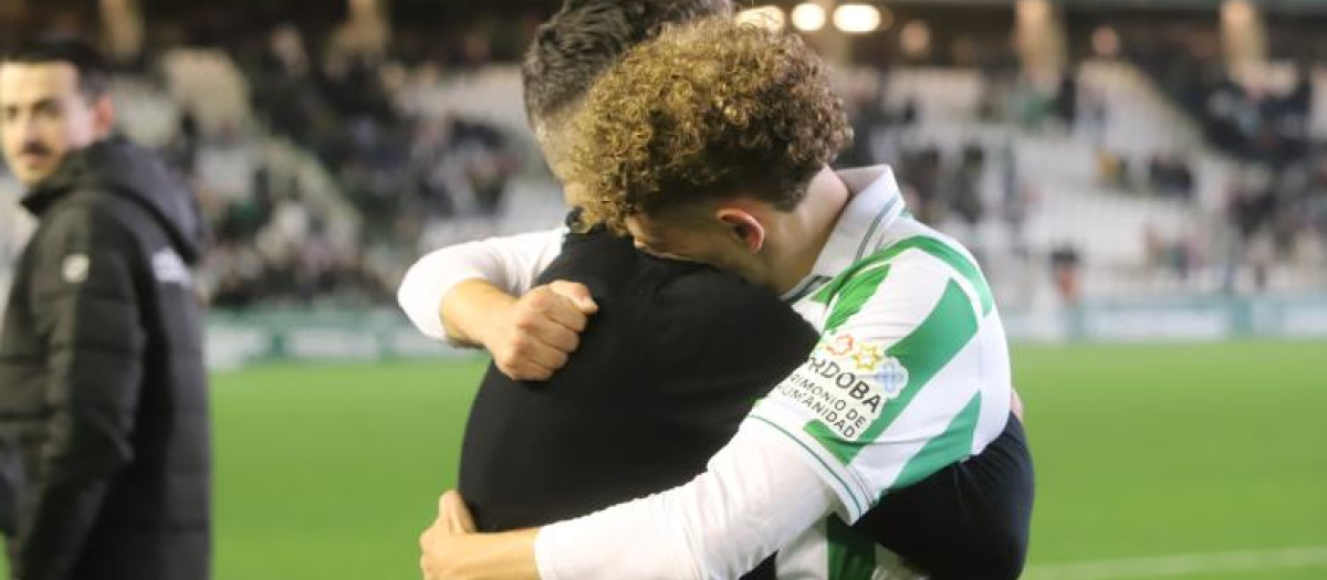 Simo celebra un gol abrazado a Iván Ania