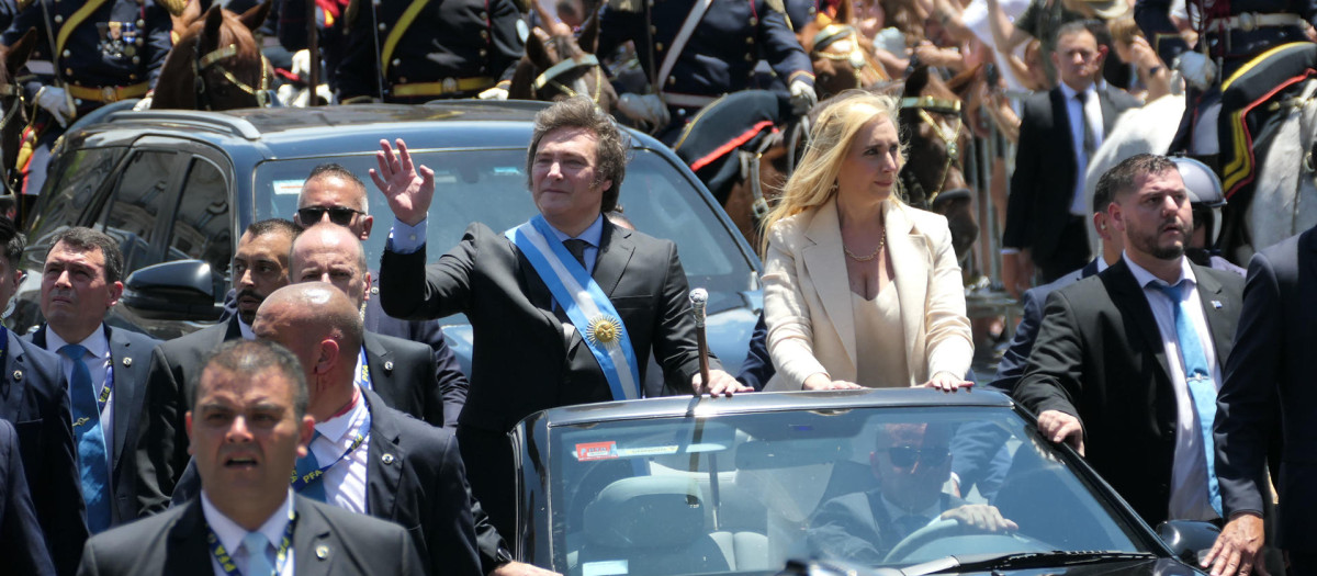 El presidente electo de Argentina Javier Milei realiza un recorrido hasta la Casa Rosada acompañado de su hermana Karina Milei