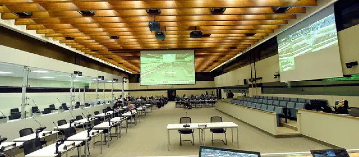 Interior de una de las salas de la antigua sede de la OTAN, hoy reconvertida en edificio judicial.