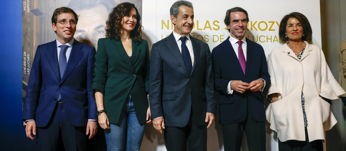 El expresidente de la República francesa Nicolás Sarkozy (c), acompañado del expresidente del Gobierno español José María Aznar (2d) , la exalcaldesa de Madrid Ana Botella (d), el actual regidor de la capital, José Luis Martínez Almeida (i) y de la presidenta de la Comunidad de Madrid, Isabel Díaz Ayuso, durante la presentación de su libro 'Los años de las luchas'